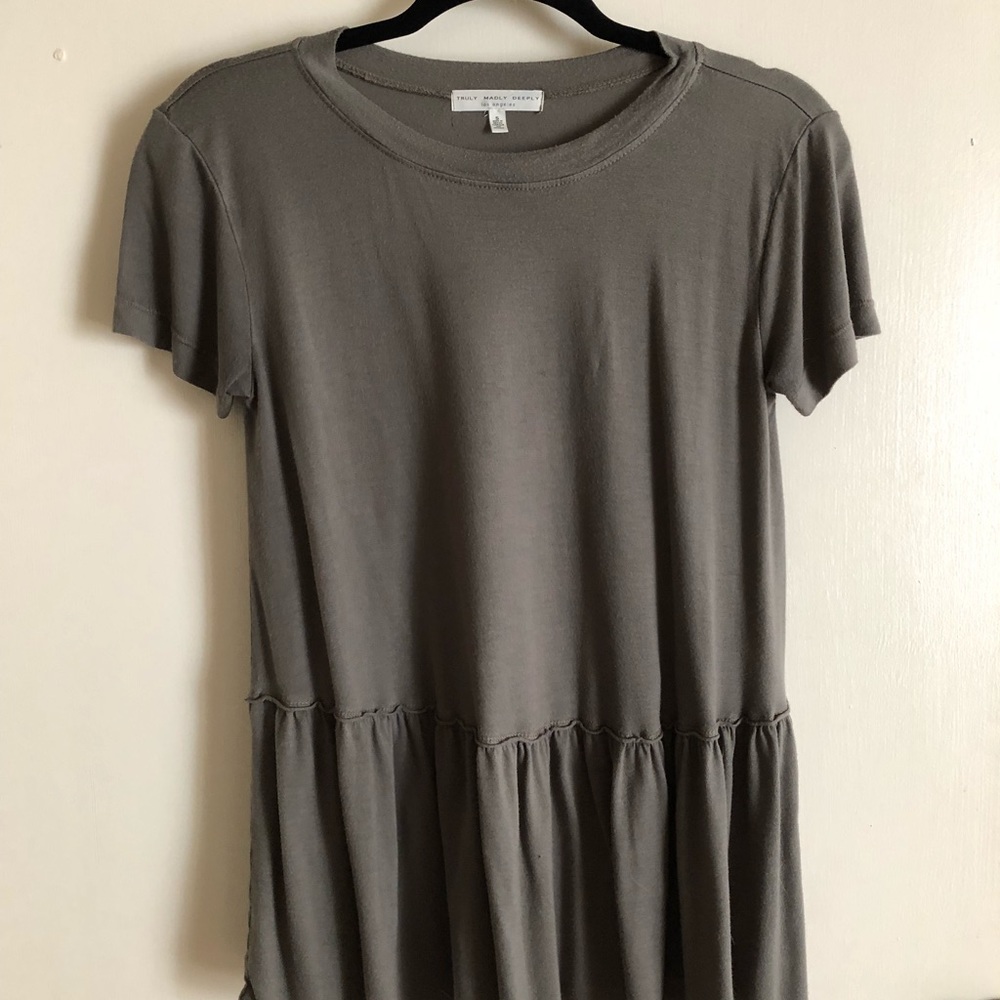 Army green loose peplum t-shirt.